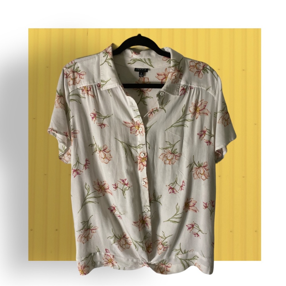 Torrid Cream & Floral Blouse Sz 1.#11773230 cinched back hem.